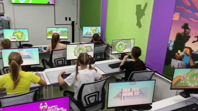 Группа "Гуголплекс" делает игру "футбол"